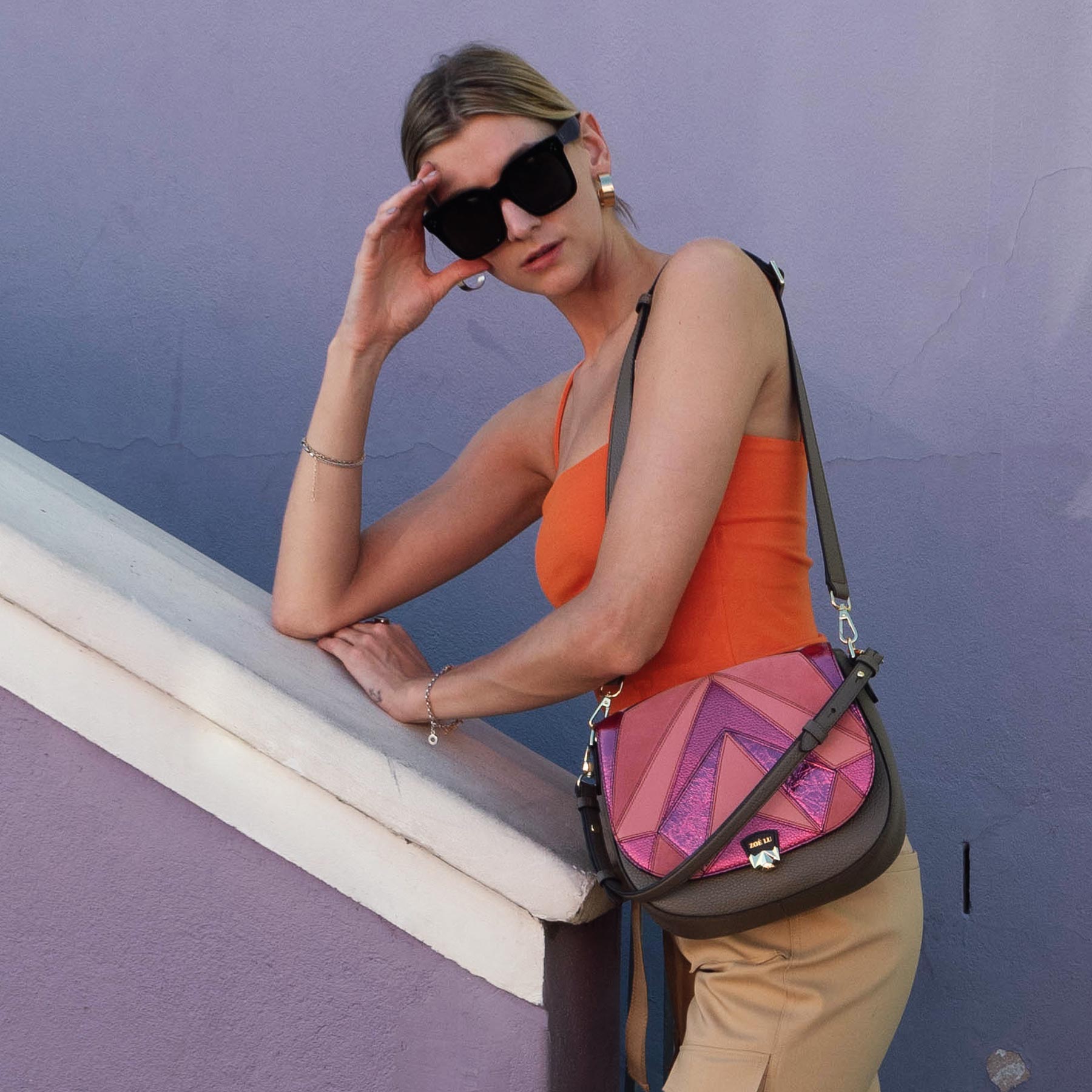 Kurzhenkel Hold me tight taupe mit Wechselklappe Freaky Candy in pink zum Best Buddy taupe